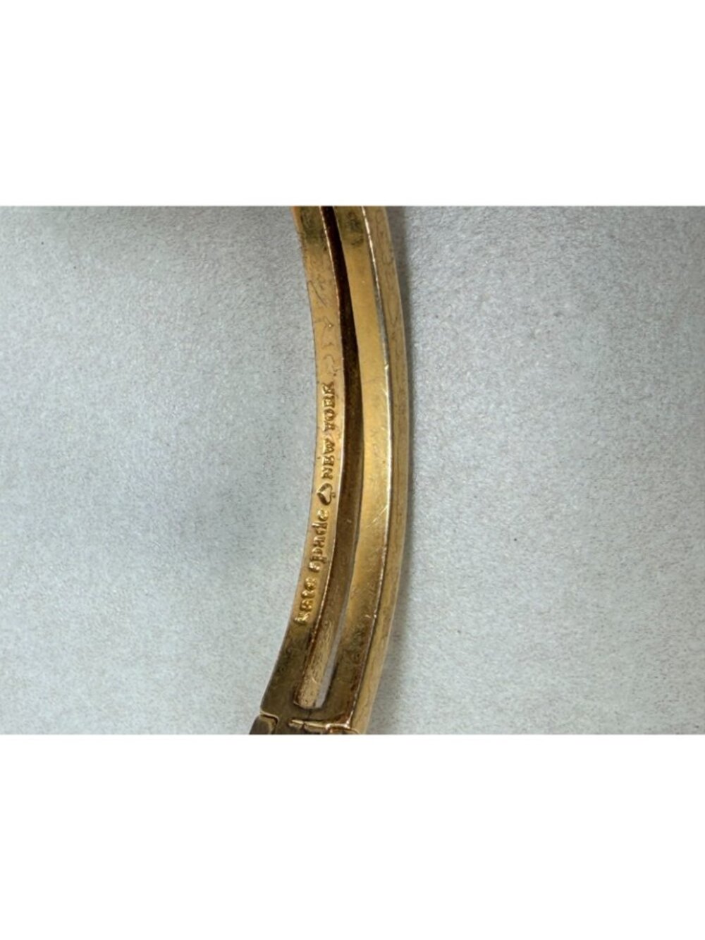 Kate Spade New York Black Enamel Bow Magnetic Hinged Bangle Bracelet Gold Tone - Picture 3 of 6